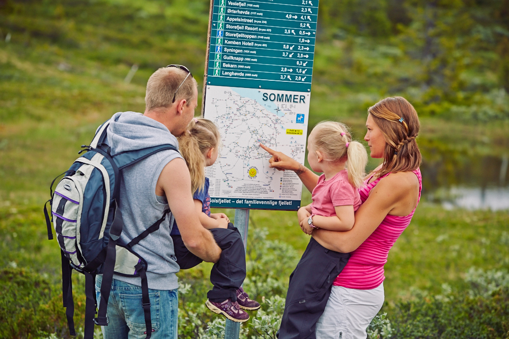 To personer på sykkeltur