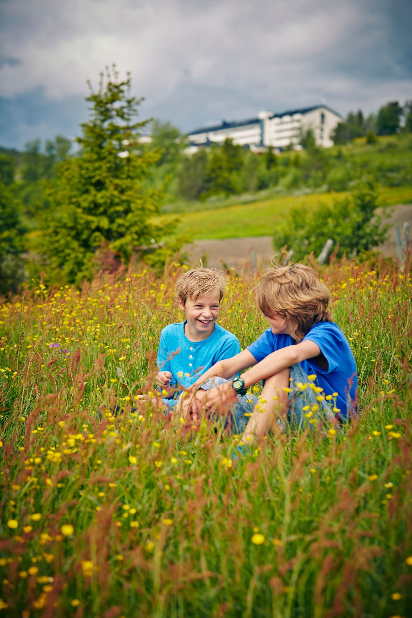 Blomstereng To gutter i blomstereng foran hotellet