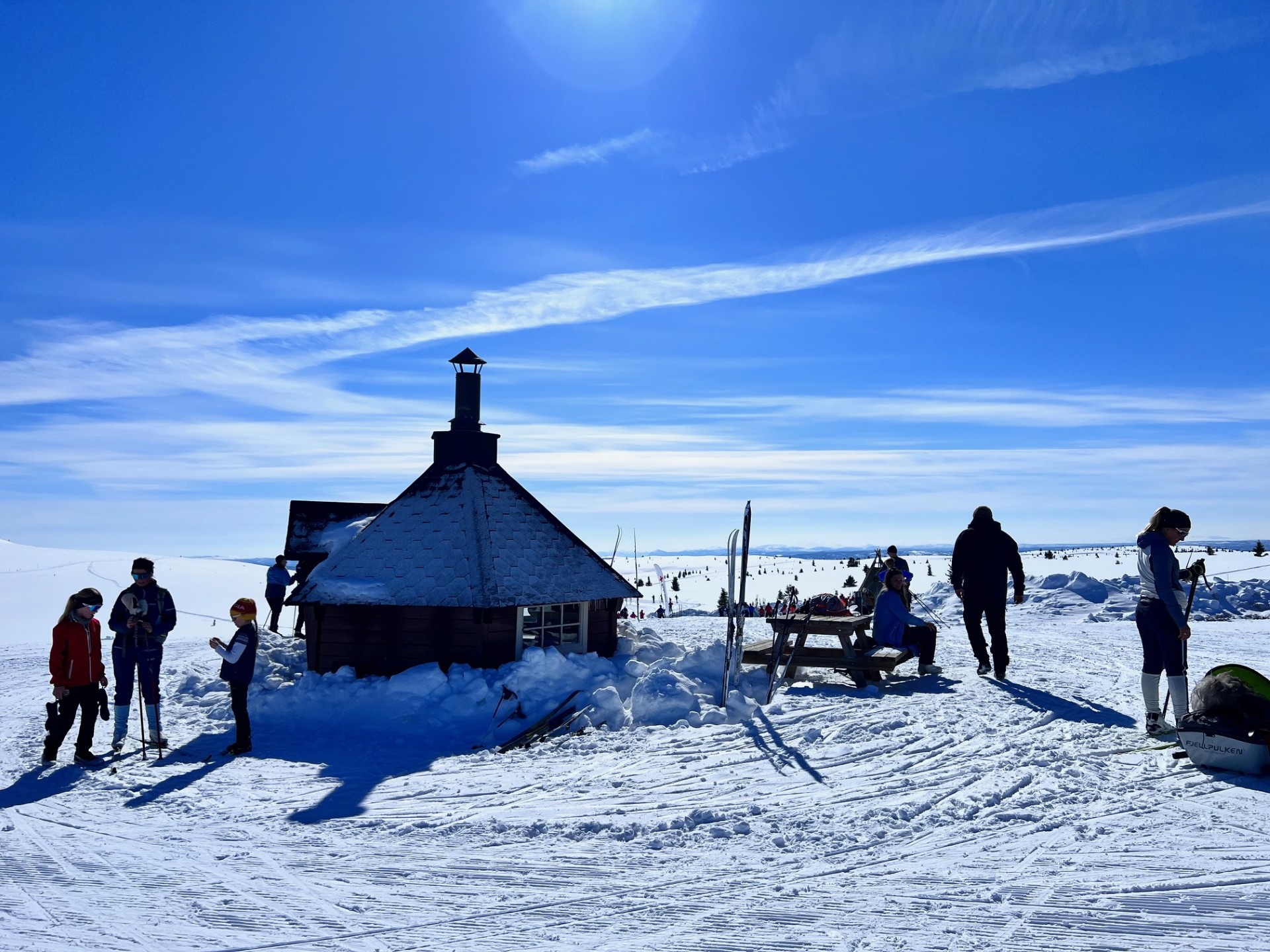 To personer på sykkeltur