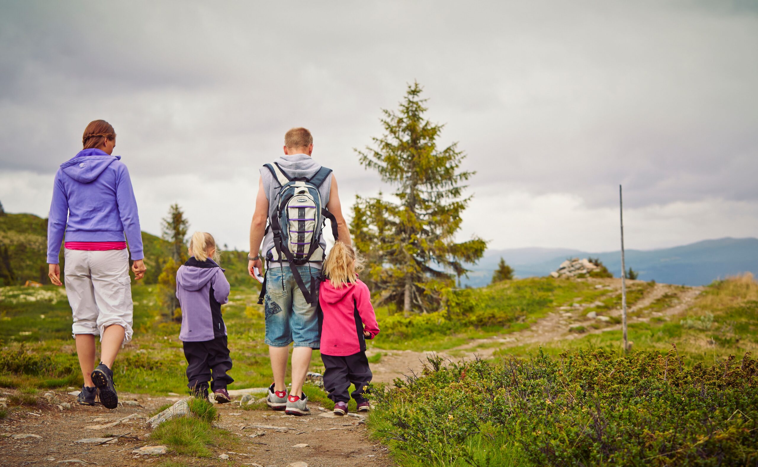 Jente som rir på Golsfjellet
